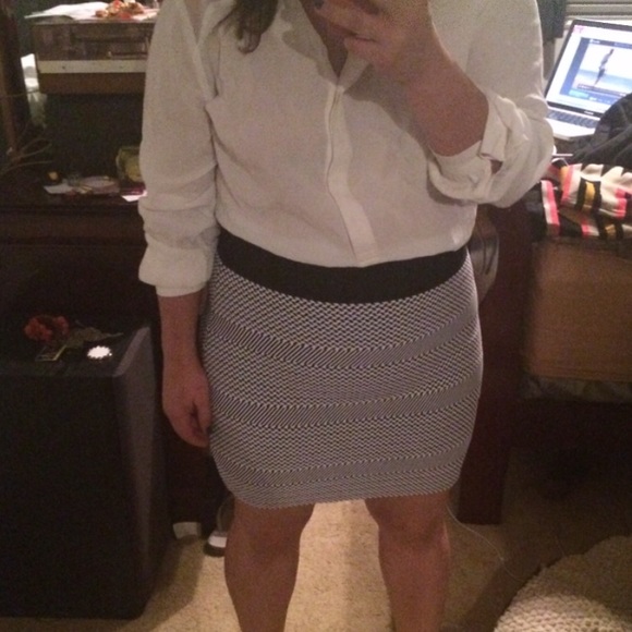 BCBG black & white super stretch mini skirt sizeM - Picture 5 of 5